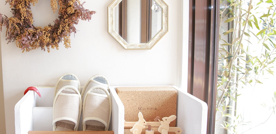 小さな鏡やウサギの小物が置かれたスタジオの一角