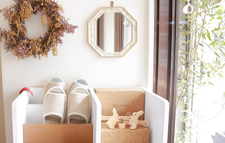 小さな鏡やウサギの小物が置かれたスタジオの一角