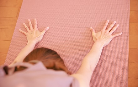 マットに手をつく女性