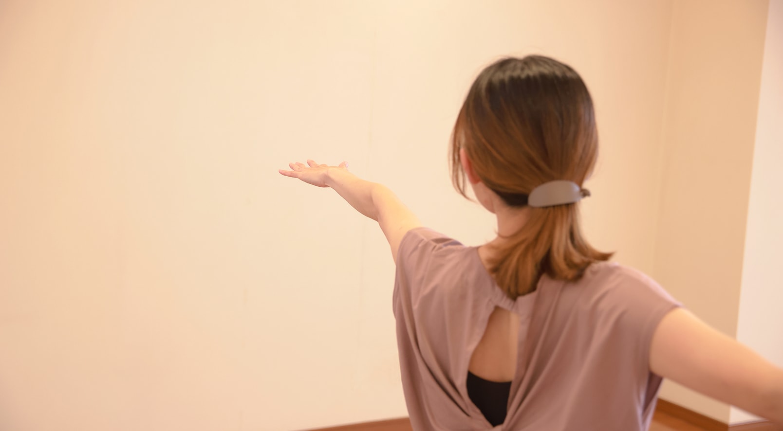 手を前後に広げたヨガのポーズをする女性