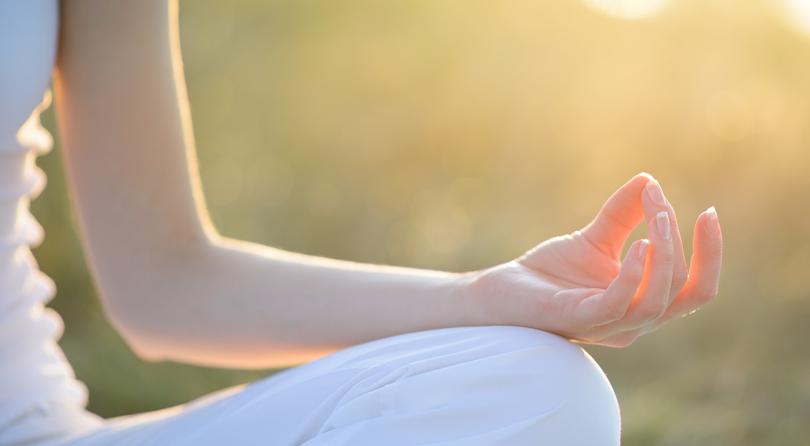 足を組み瞑想する様子